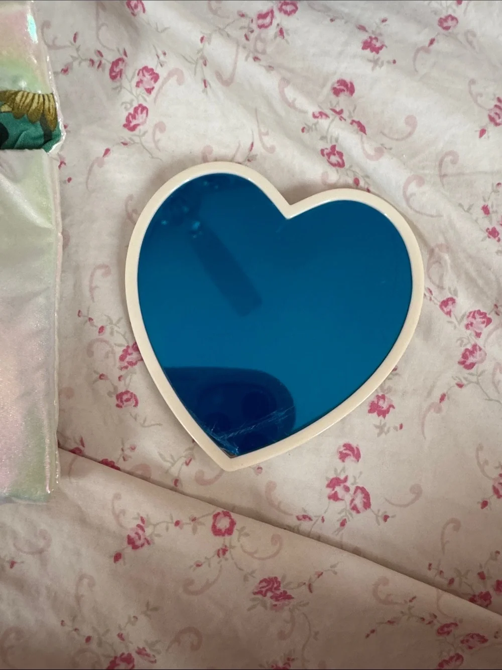 Gucci Beauty Heart Compact with Iridescent Pouch - White